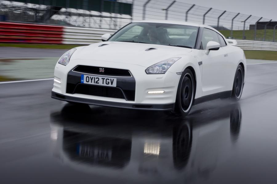  Nissan GT-R Track Pack 2012 года  (UK) (фото 17 из 20)